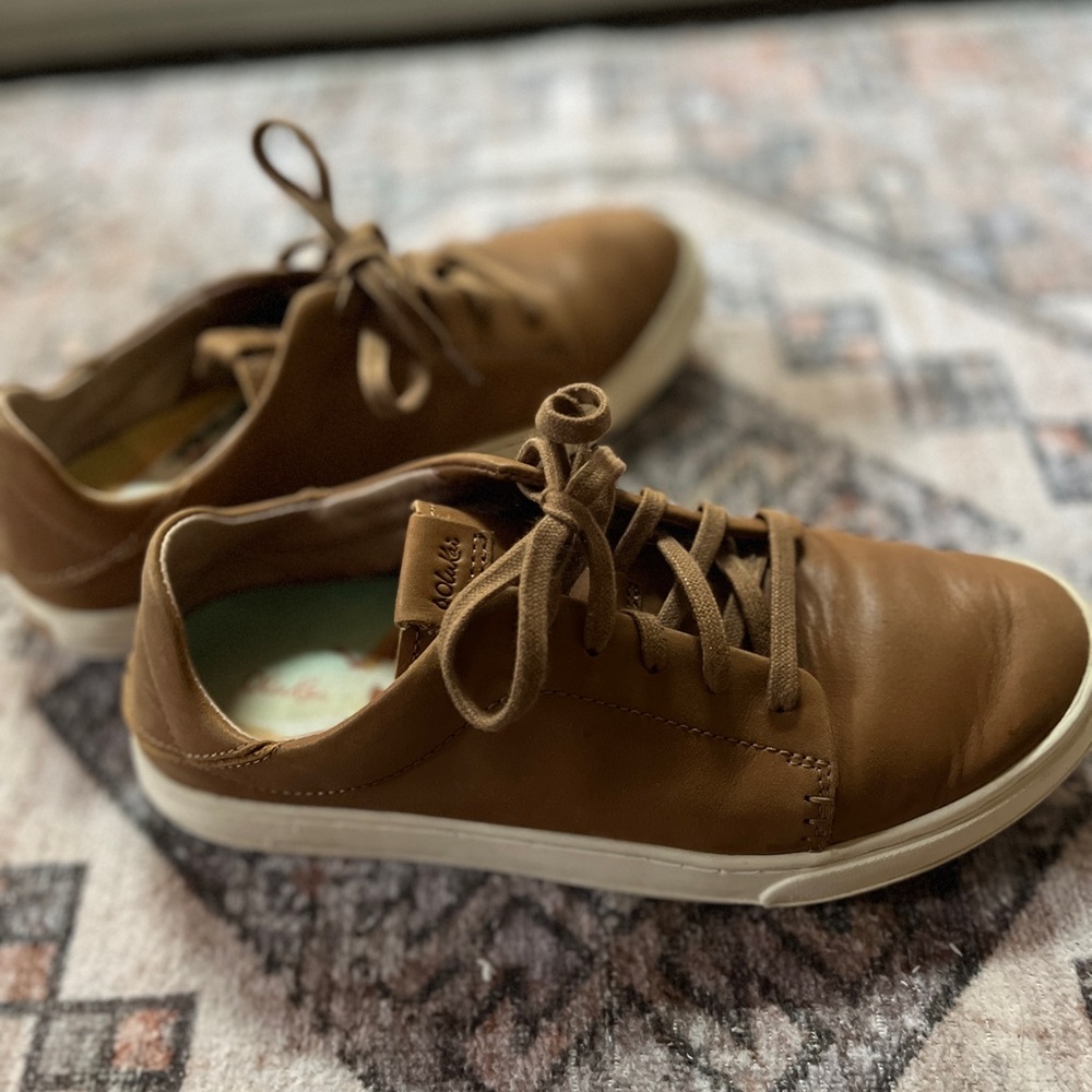 Women’s Olu Kai leather sneakers EUC